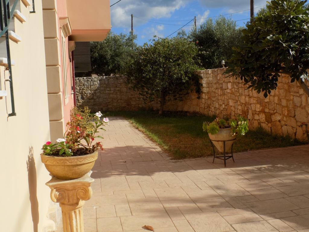 Kolona Apartments Lixouri Bagian luar foto