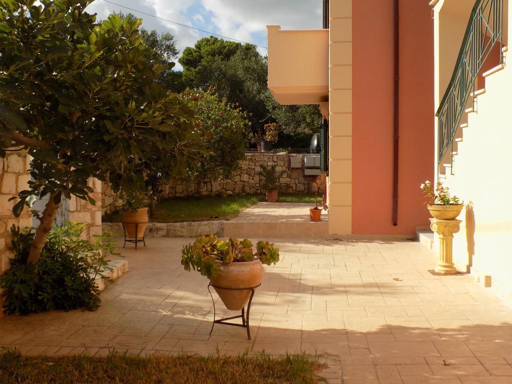 Kolona Apartments Lixouri Bagian luar foto