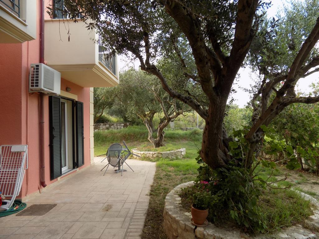 Kolona Apartments Lixouri Bagian luar foto