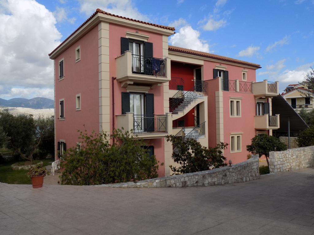 Kolona Apartments Lixouri Bagian luar foto
