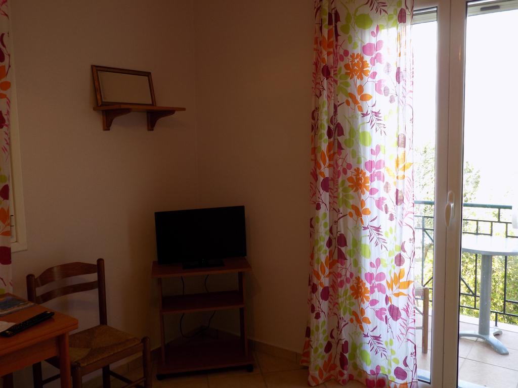 Kolona Apartments Lixouri Bagian luar foto