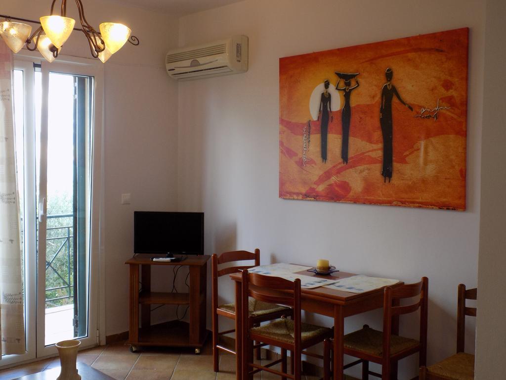 Kolona Apartments Lixouri Bagian luar foto