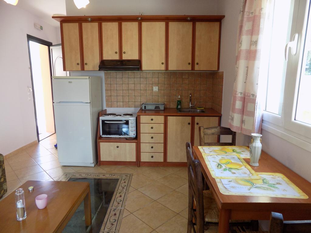 Kolona Apartments Lixouri Bagian luar foto