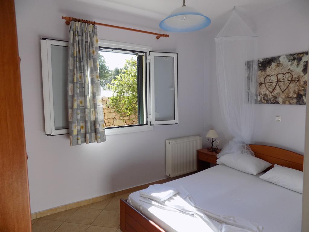 Kolona Apartments Lixouri Bagian luar foto