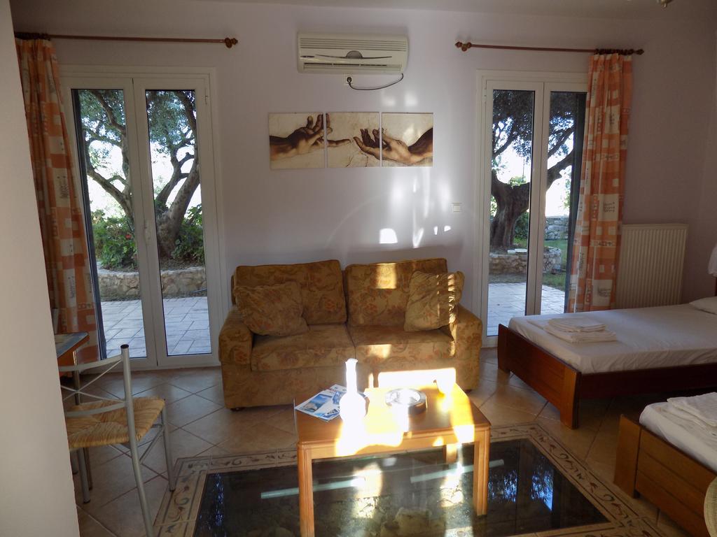 Kolona Apartments Lixouri Bagian luar foto