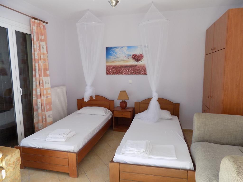 Kolona Apartments Lixouri Bagian luar foto