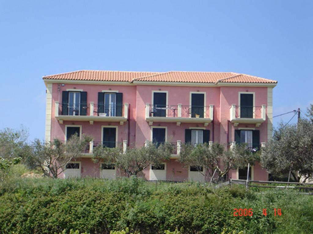 Kolona Apartments Lixouri Bagian luar foto
